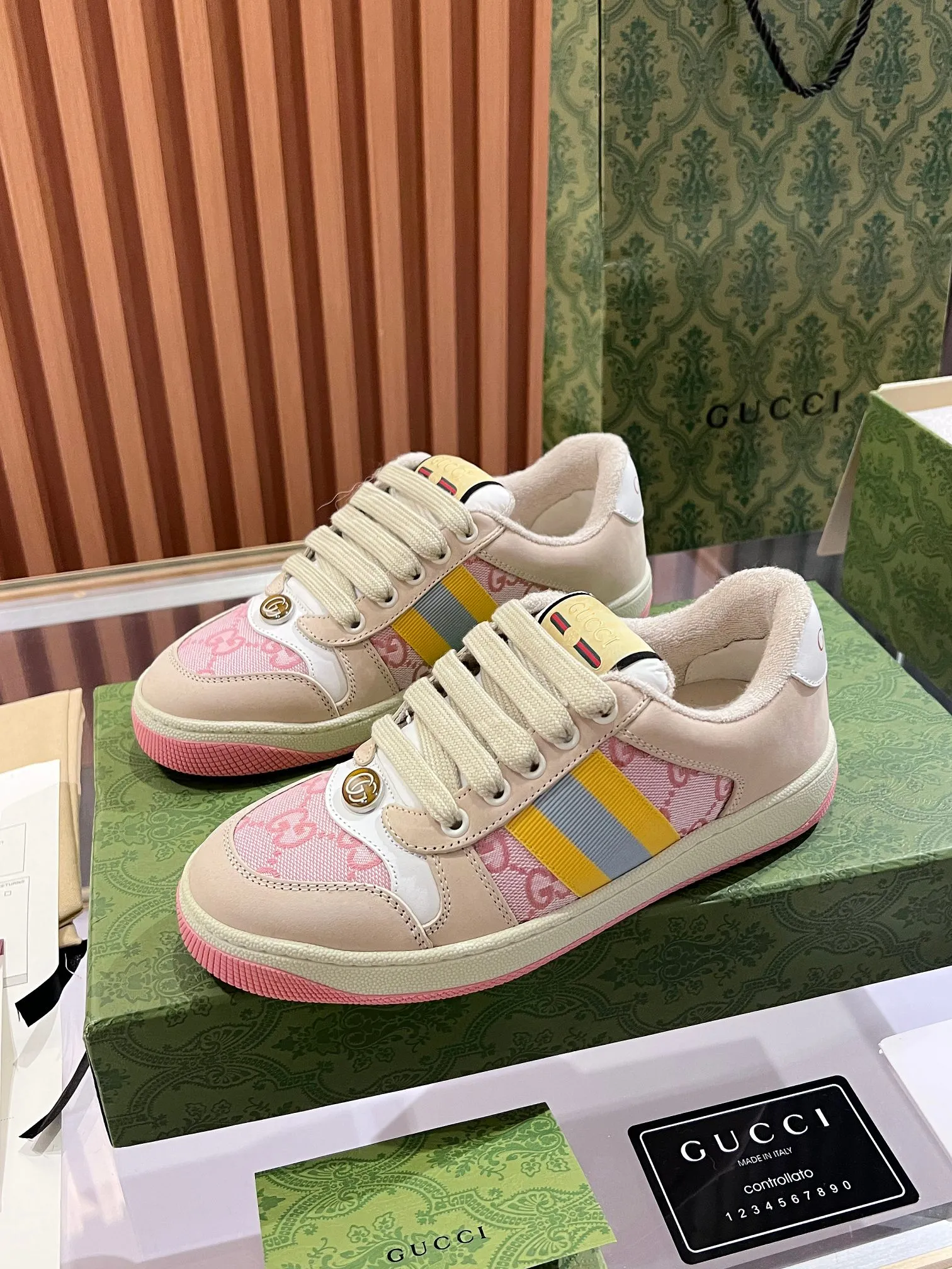 👟👟Ex-factory price 540👟👟 ⚡️Gucci Dirty Shoes Top factory quality, impeccable at the counter, the comfort is incredible. Retro distressed elements, washed retro logo on the tongue, metal double LOGO, 99% recognizable, full of Gucci elements; terry cloth lining, cowhide foot pads and 3mm latex are much more comfortable than real leather shoes. Environmentally friendly TPU wear-resistant outsole, soft and elastic. The inside of the tongue is made of imported elastic bands, which have great tension and won't strangle your feet. I don't develop the shoes without the original version. Only by getting the original version can the shoes be accurate and beat the market version instantly. Every stitch and every stitch is very tight and full. The debugging process is the most painstaking and requires no less than a hundred modifications before it is adjusted to the perfect state so that it can be worn comfortably by all foot types! Size 35-40 women’s model)